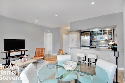 555 West 23rd Street Sphl, Chelsea, NYC - 2 Bedrooms  
2 Bathrooms  
4 Rooms - 