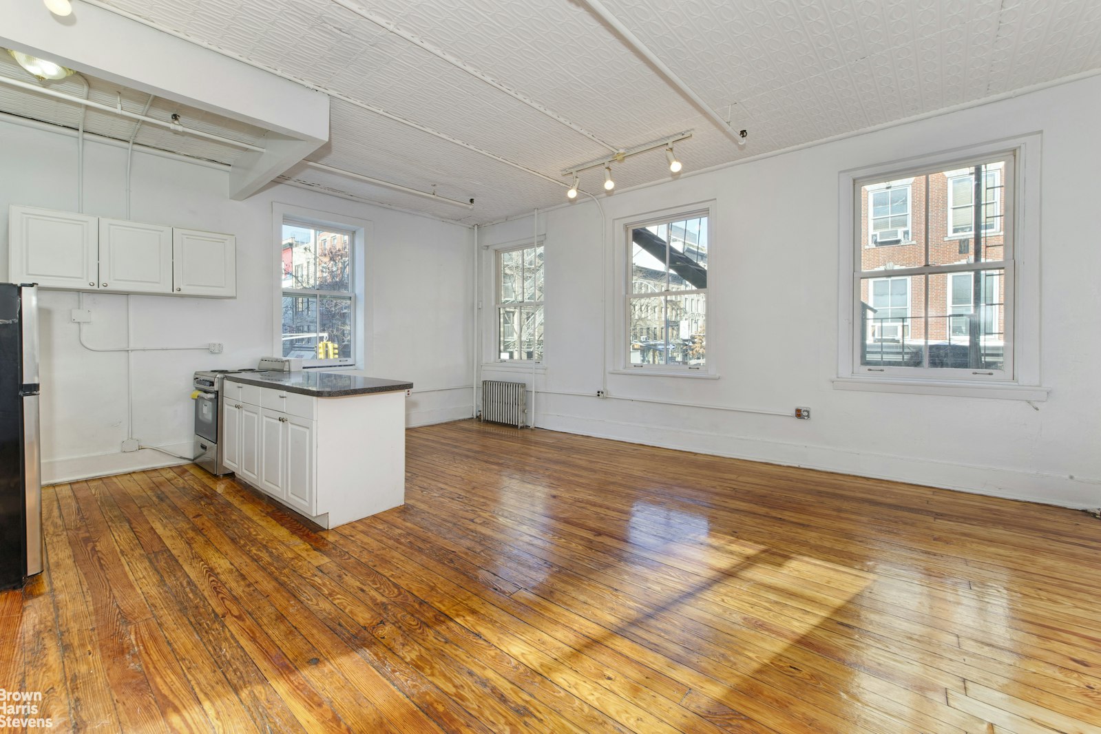 Photo 1 of 401 West Broadway 2, Soho, NYC, $4,600, Web #: 23080552