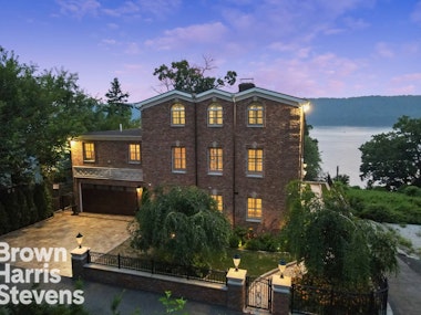 3061 Scenic Place, Spuyten Duyvil, New York - 5 Bedrooms  
3.5 Bathrooms  
12 Rooms - 