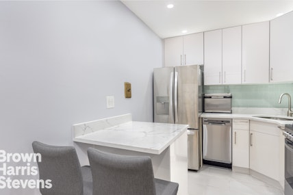 300 East 40th Street, Murray Hill, NYC - 1 Bathrooms  
2.5 Rooms - 