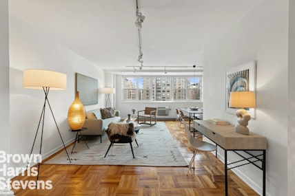 63 East 9th Street 10P, Greenwich Village, NYC - 1 Bedrooms  
1 Bathrooms  
3.5 Rooms - 