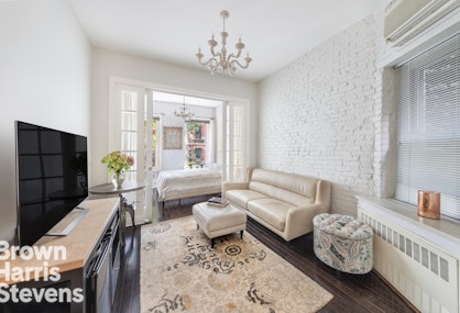 77 Perry Street 2B, West Village, NYC - 1 Bedrooms  
1 Bathrooms  
2 Rooms - 