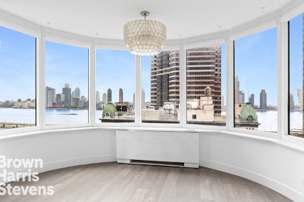 330 East 38th Street 11M, Midtown East, NYC - 1 Bedrooms  
1 Bathrooms  
3 Rooms - 