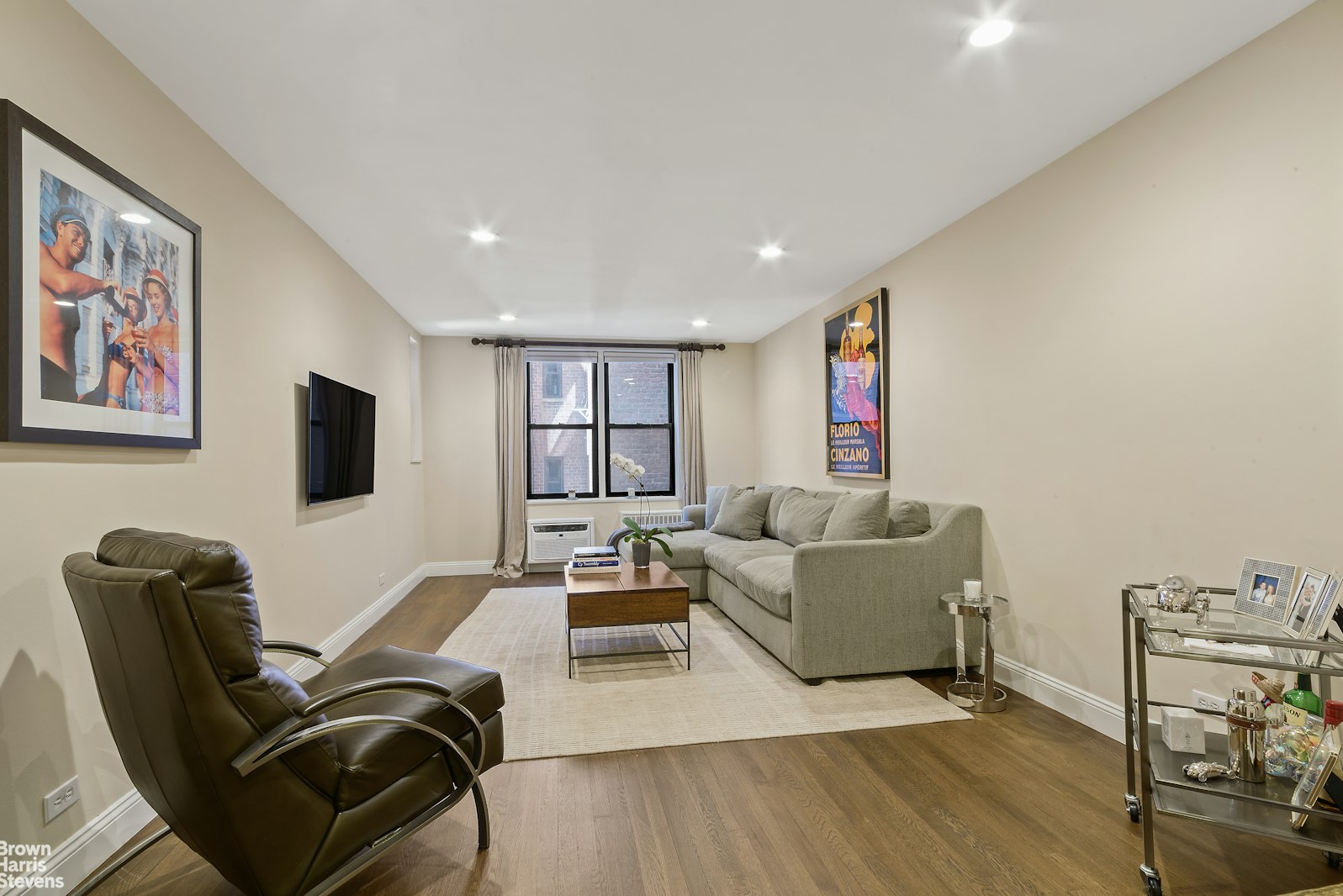 Photo 1 of 100 Bank Street 2A, West Village, NYC, $939,000, Web #: 23199403