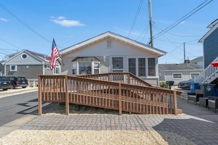 27 East Bayberry Way, Toms River, New Jersey - 2 Bedrooms  
1 Bathrooms  
5 Rooms - 