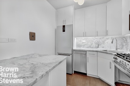 300 East 40th Street 15A, Murray Hill, NYC - 1 Bathrooms  
2.5 Rooms - 