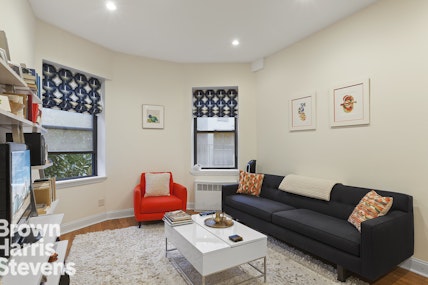 Rental Property at 330 West 85th Street 2D, Upper West Side, NYC - Bedrooms: 1 
Bathrooms: 1 
Rooms: 3  - $3,500 MO.