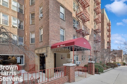 67 -25 Clyde Street 6K, Forest Hills, Queens, NY - 1 Bedrooms  
1 Bathrooms  
4 Rooms - 