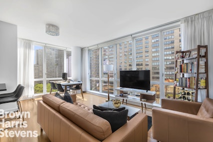 200 West End Avenue 16H, Upper West Side, NYC - 1 Bedrooms  
1.5 Bathrooms  
3 Rooms - 