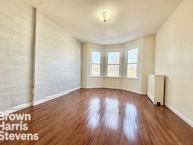 112 East 236th Street 2, Woodlawn, New York - 3 Bedrooms  
1 Bathrooms  
5 Rooms - 