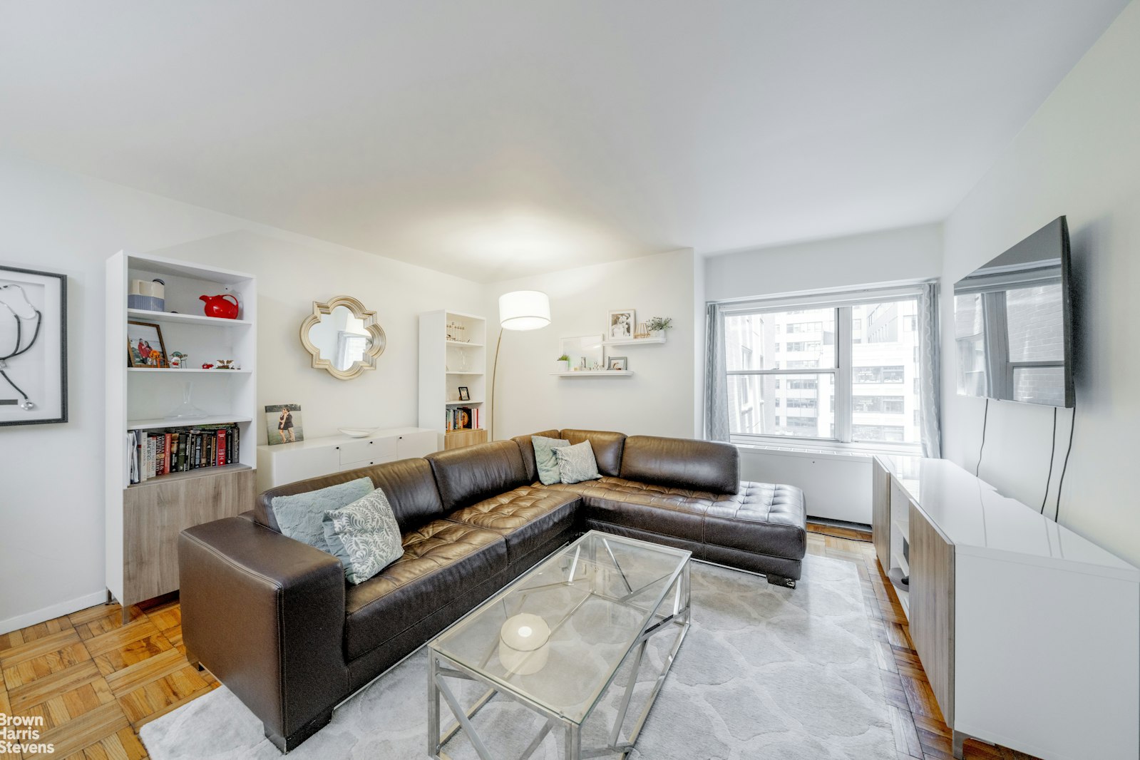 Photo 1 of 118 East 60th Street 6A, Upper East Side, NYC, $575,000, Web #: 23329305