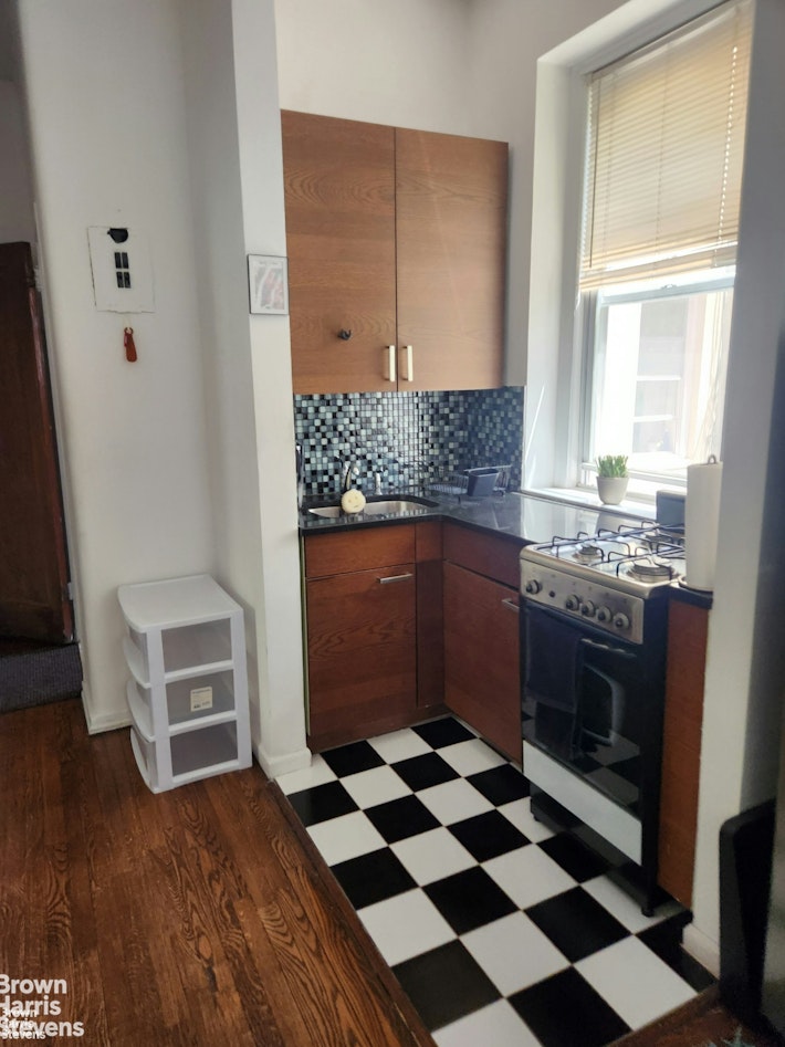 Photo 1 of 212 East 13th Street 2C, East Village, NYC, $3,300, Web #: 23332487