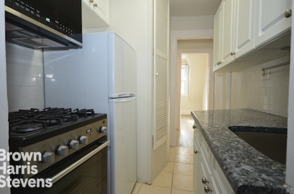 265 Burns Street 2, Forest Hills, Queens, NY - 2 Bedrooms  
1 Bathrooms  
4 Rooms - 