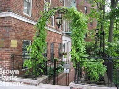 25 Minetta Lane 2G, Greenwich Village, NYC - 1 Bedrooms  
1 Bathrooms  
3 Rooms - 