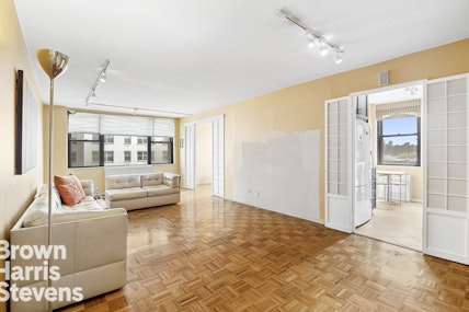 201 East 17th Street 8Hj, Gramercy Park, NYC - 3 Bedrooms  
2.5 Bathrooms  
6.5 Rooms - 