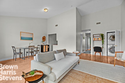 2 Angela Place, Throgs Neck, New York - 2 Bedrooms  
1 Bathrooms  
4 Rooms - 