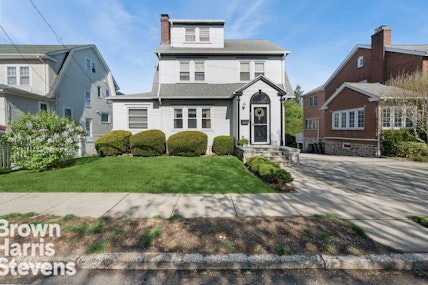 219 Third Avenue, Pelham, New York - 4 Bedrooms  
2 Bathrooms  
7.5 Rooms - 