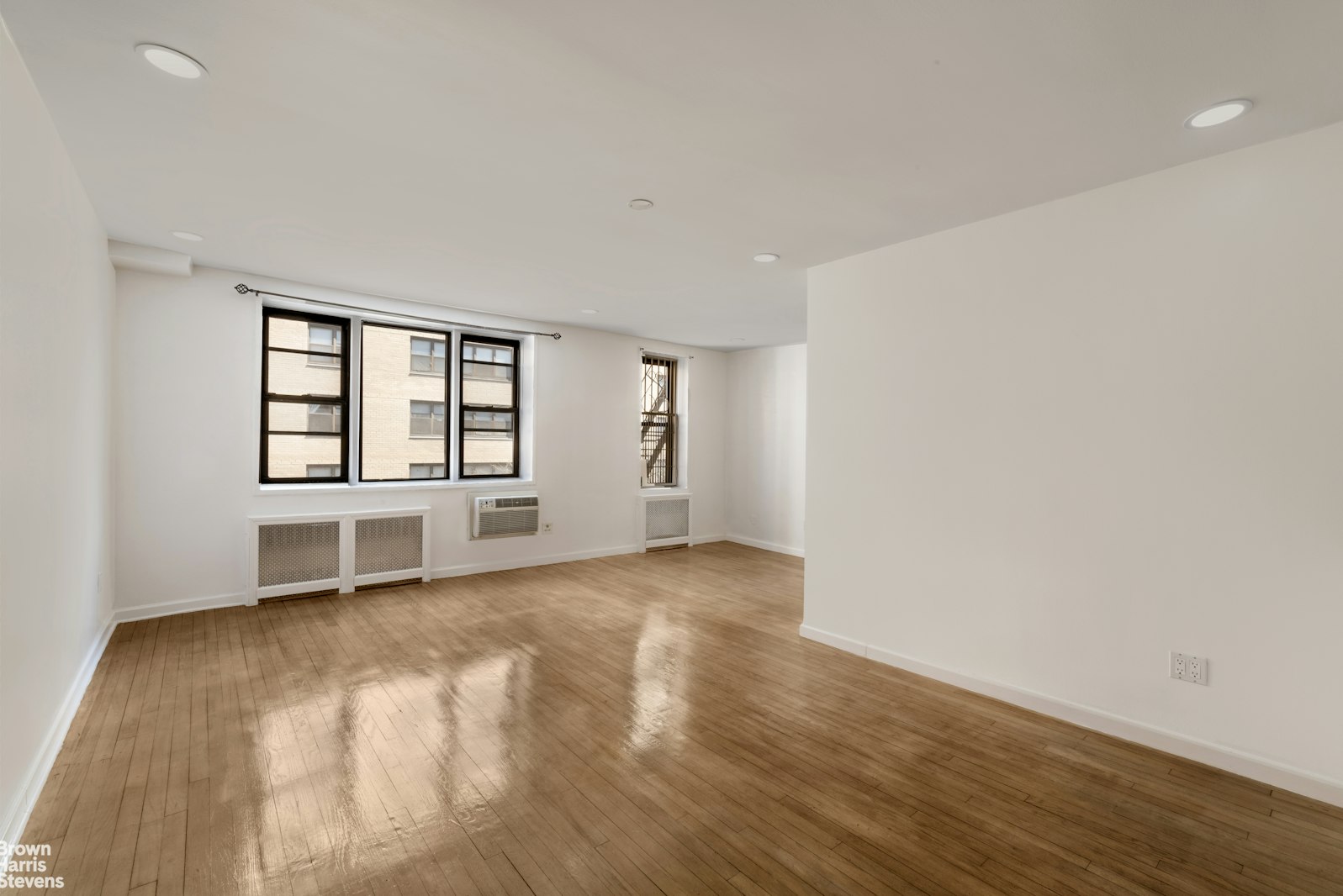 Photo 1 of 200 East 28th Street 4E, Gramercy Park, NYC, $3,100, Web #: 23441619