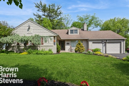 18 Todd Drive South, Roslyn, New York - 5 Bedrooms  
2 Bathrooms  
8 Rooms - 