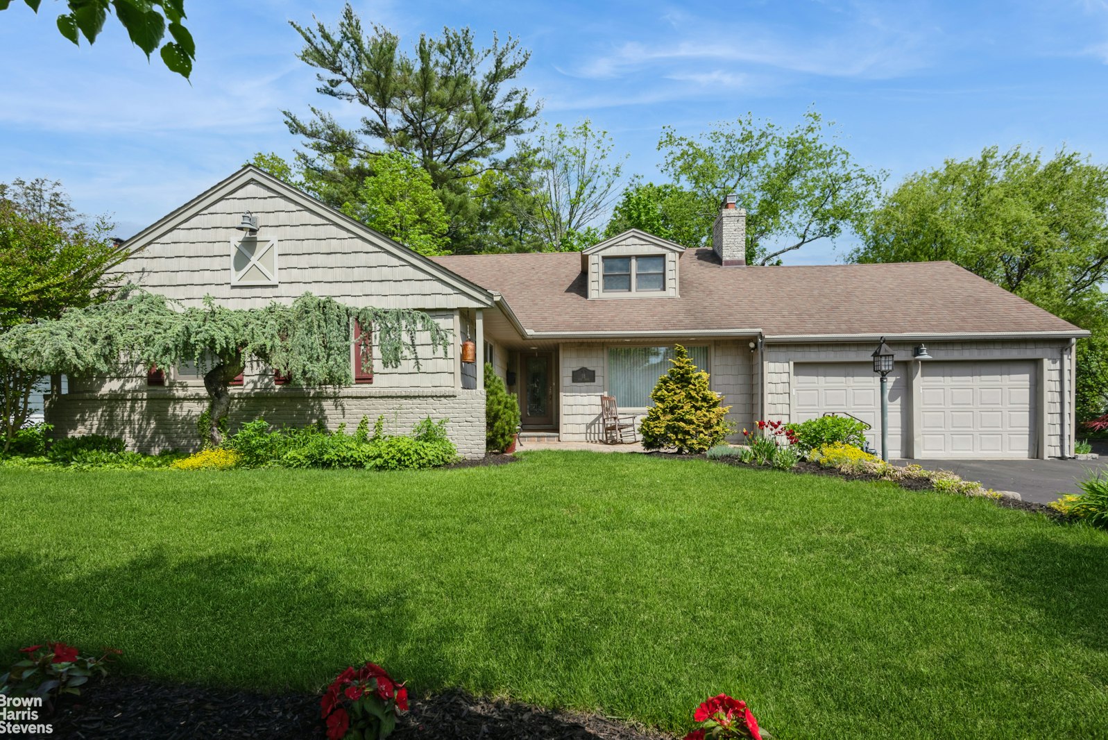 Photo 1 of 18 Todd Drive South, Roslyn, New York, $1,199,000, Web #: 23451787