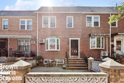 31 -28 56th Street, Woodside, Queens, NY - 3 Bedrooms  
1.5 Bathrooms  
5 Rooms - 