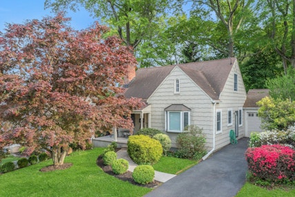 9 Elmwood Avenue, West Orange, New Jersey - 2 Bedrooms  
2 Bathrooms  
7 Rooms - 