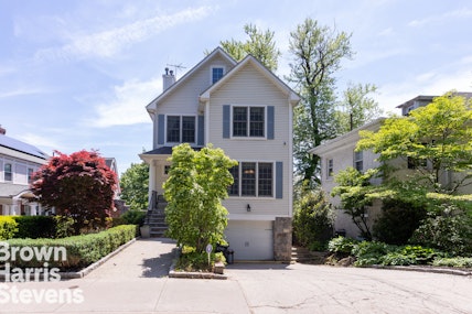 Property for Sale at 2740 Netherland Avenue, Spuyten Duyvil, New York - Bedrooms: 6 
Bathrooms: 4.5 
Rooms: 10  - $1,875,000