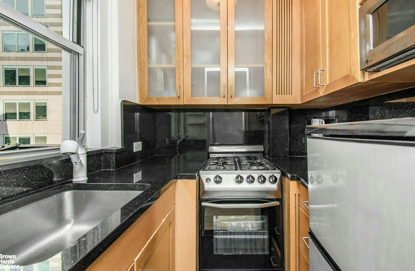 Photo 1 of 333 East 43rd Street 917, Midtown East, NYC, $3,900, Web #: 23475820