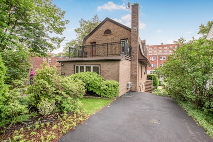 5611 Delafield Avenue, North Riverdale, New York - 3 Bedrooms  
2.5 Bathrooms  
9 Rooms - 