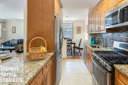 555 Kappock Street 2E, Spuyten Duyvil, New York - 3 Bedrooms  
2 Bathrooms  
6 Rooms - 