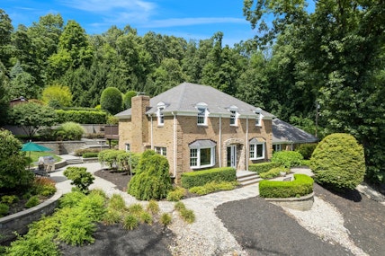 22 Tanners Brook Road, Chester  Morris County, New Jersey - 3 Bedrooms  
2.5 Bathrooms  
8 Rooms - 