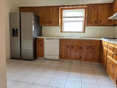 Rental Property at 34 Hilton Street 2, Belleville, New Jersey - Bedrooms: 2 
Bathrooms: 1 
Rooms: 6  - $2,400 MO.