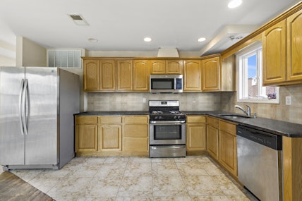 304 49th St 3, Union City, New Jersey - 3 Bedrooms  
2 Bathrooms  
7 Rooms - 
