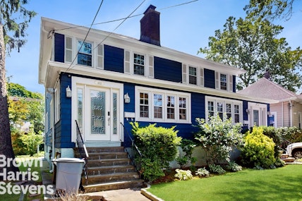 460 Carol Place, Pelham, New York - 3 Bedrooms  
1.5 Bathrooms  
7 Rooms - 