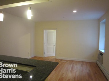 Clinton Street, Brooklyn Heights, Brooklyn, NY - 2 Bedrooms  
2 Bathrooms  
4 Rooms - 